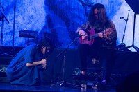 左からアイナ・ジ・エンド、市川和則（羊毛とおはな）。