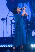 歌うアイナ・ジ・エンド。