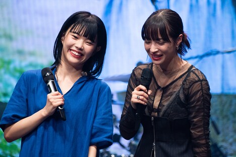 左からアイナ・ジ・エンド、広瀬すず。