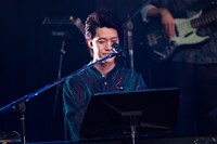 キーボードを弾く粗品（霜降り明星）。