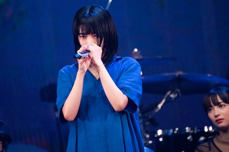 歌うアイナ・ジ・エンド（中央）を見守る広瀬すず（右）。
