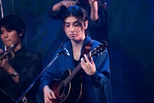 ギターを生演奏する村上虹郎。