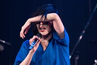 表現力を発揮するアイナ・ジ・エンド。