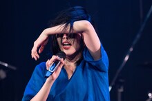 表現力を発揮するアイナ・ジ・エンド。