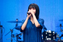 歌うアイナ・ジ・エンド。