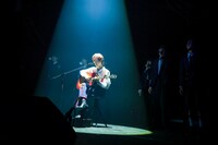 「RONDO」を弾き語りで歌うKEIGO。（撮影：森好弘）