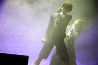 「SENSUAL」を披露するKENT（左）とITARU（右）。（撮影：森好弘）