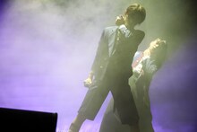 「SENSUAL」を披露するKENT（左）とITARU（右）。（撮影：森好弘）