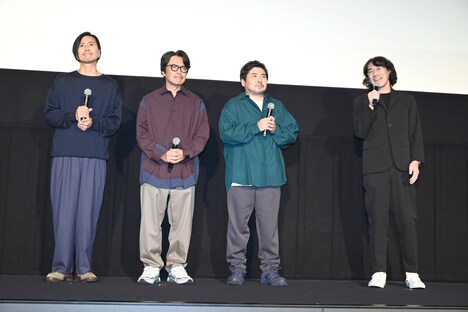 左から佐藤征史、岸田繁、森信行、佐渡岳利監督。