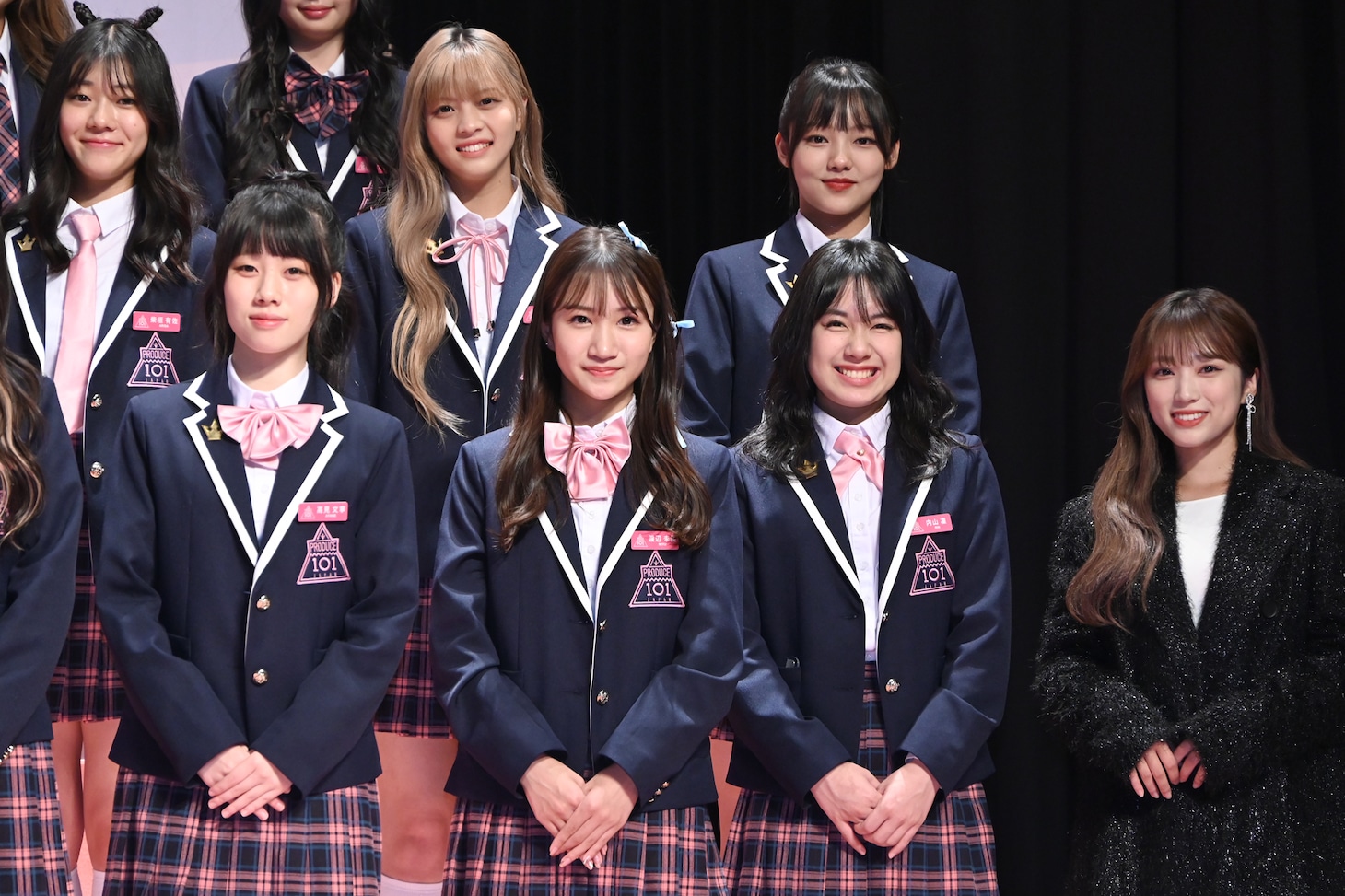 矢吹奈子と練習生たち。