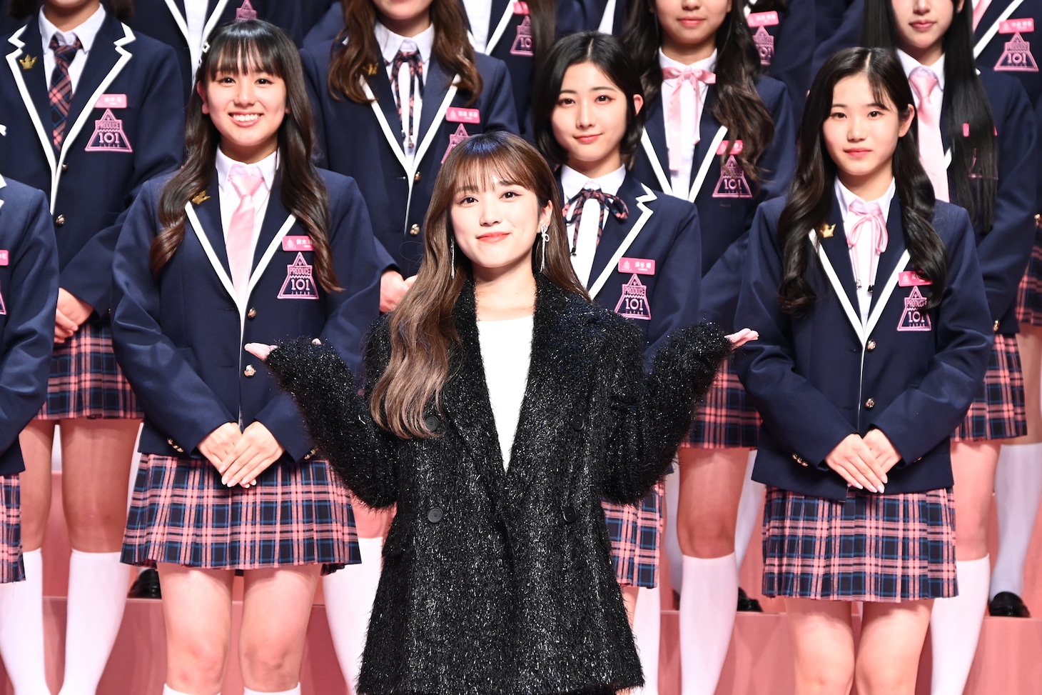 矢吹奈子と練習生たち。