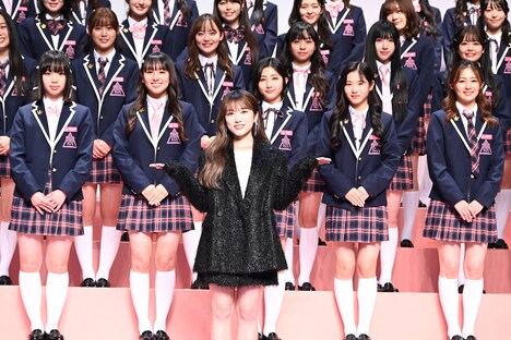 矢吹奈子と練習生たち。