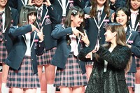 鈴木玲奈に「Leap High」ポーズを教えてもらう矢吹奈子。