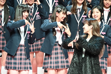 鈴木玲奈に「Leap High」ポーズを教えてもらう矢吹奈子。