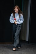 ステージに登場する鈴木愛理。