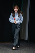 ステージに登場する鈴木愛理。