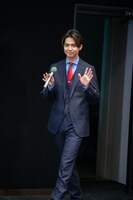 手を振りながら登場する片寄涼太（GENERATIONS from EXILE TRIBE）。