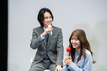 左からカルマ、鈴木愛理。