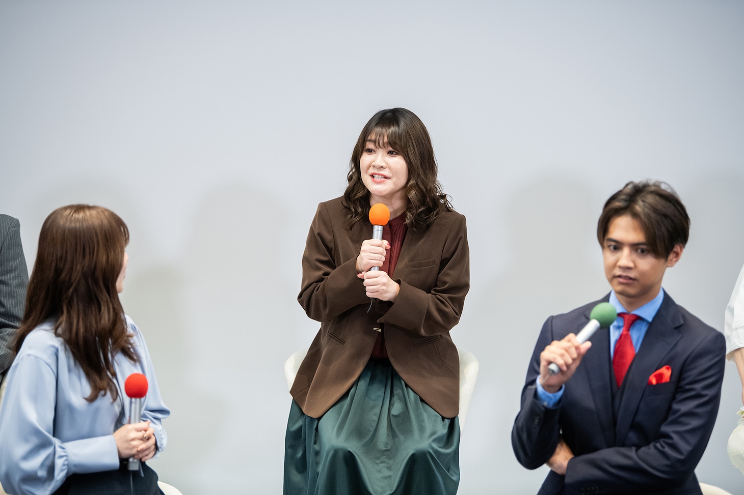 紅しょうが稲田（中央）と共演の鈴木愛理（左）、片寄涼太（右）。