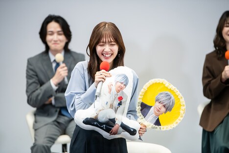 片寄涼太（GENERATIONS from EXILE TRIBE）演じる桐生斗真のグッズを持つ鈴木愛理。