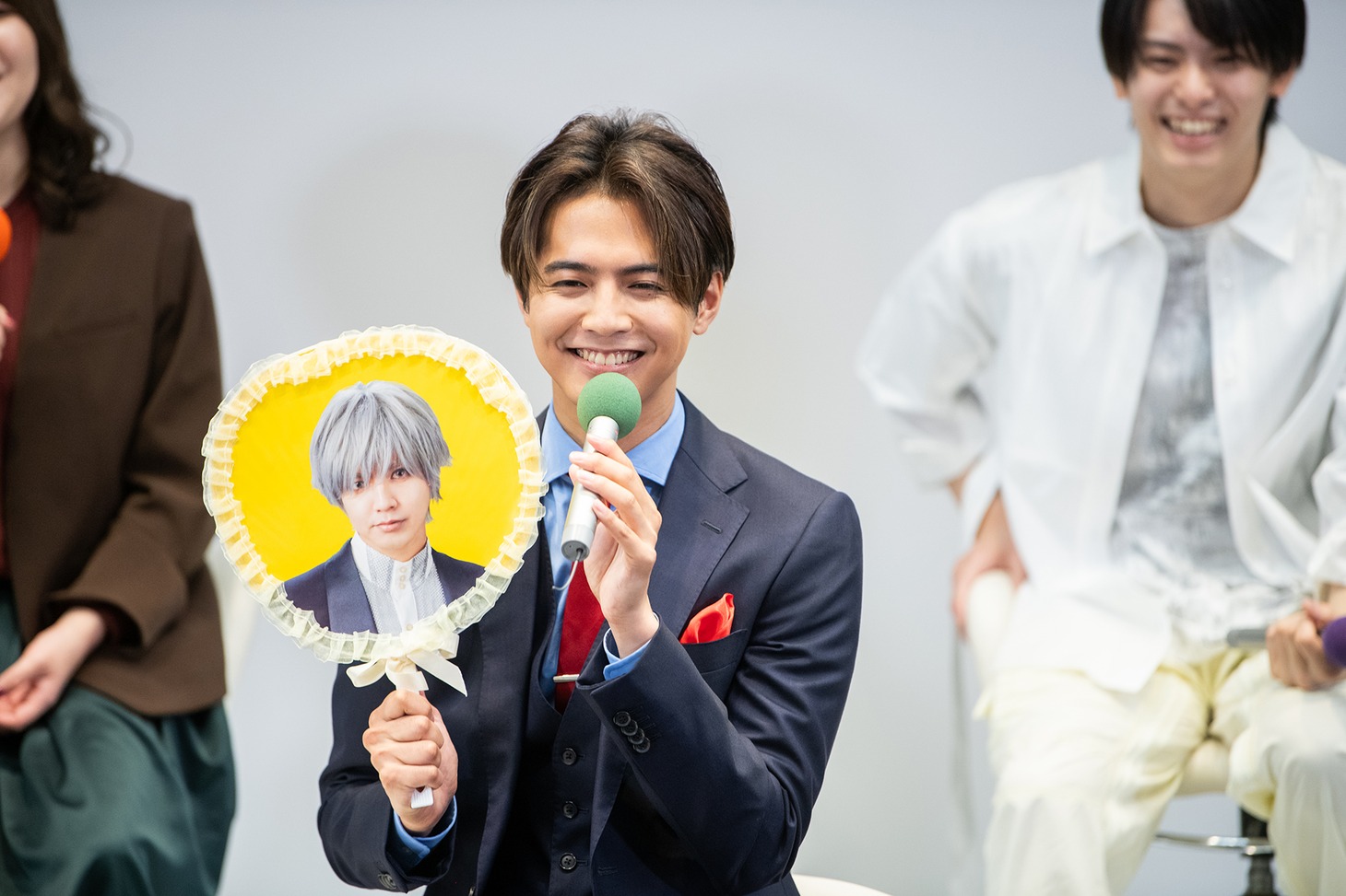 自身が演じる桐生斗真のうちわを振る片寄涼太（GENERATIONS from EXILE TRIBE）。