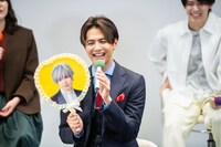 自身が演じる桐生斗真のうちわを振る片寄涼太（GENERATIONS from EXILE TRIBE）。