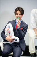 自身が演じる桐生斗真のクッションを抱き締める片寄涼太（GENERATIONS from EXILE TRIBE）。