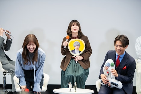 斗真グッズのうちわを大事そうに持っていると、自分が参観日みたいになっていることに気づく紅しょうが稲田。
