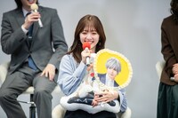 片寄涼太（GENERATIONS from EXILE TRIBE）が演じる桐生斗真のグッズを持つ鈴木愛理。