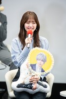 片寄涼太（GENERATIONS from EXILE TRIBE）が演じる桐生斗真のグッズを持つ鈴木愛理。