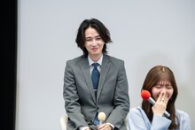 左からカルマ、鈴木愛理。