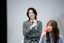 左からカルマ、鈴木愛理。