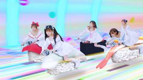 #ババババンビ「ゲイシャフジヤマ」ミュージックビデオより。 (c)01familia/KING RECORDS