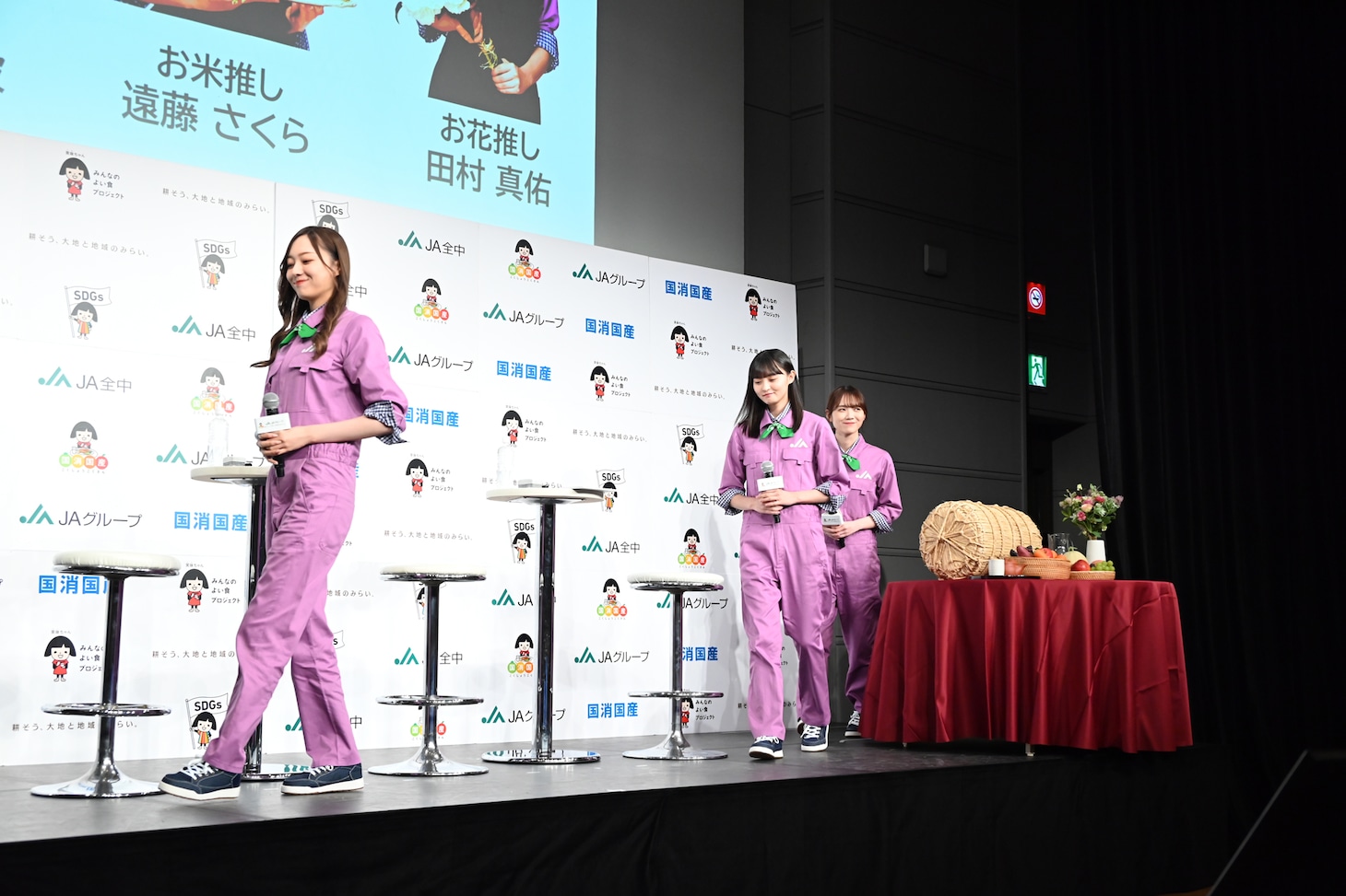 登壇する梅澤美波、遠藤さくら、田村真佑。