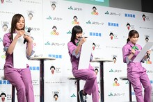 「国消国産川柳穴埋めクイズ」に挑戦する梅澤美波、遠藤さくら、田村真佑。