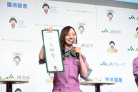 クイズに正解してうれしそうな梅澤美波。