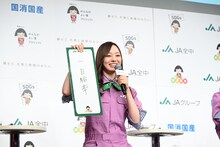 クイズに正解してうれしそうな梅澤美波。