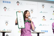 クイズに正解してうれしそうな梅澤美波。