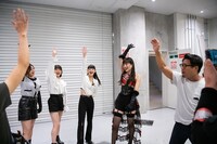 円陣を組んで気合いを入れる桜木心菜とゲストたち。