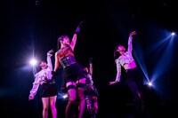 DAN⇄JYO時代の盟友とともにパフォーマンスする桜木心菜（左から2番目）。