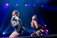 セクシーに踊るイーチ（左）と桜木心菜（右）。