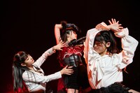 ポーズを決める飯塚瑠乃、桜木心菜、矢嶋由菜（左から）。