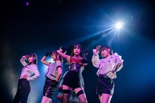 DAN⇄JYO時代の盟友とともにパフォーマンスする桜木心菜（右から2番目）。