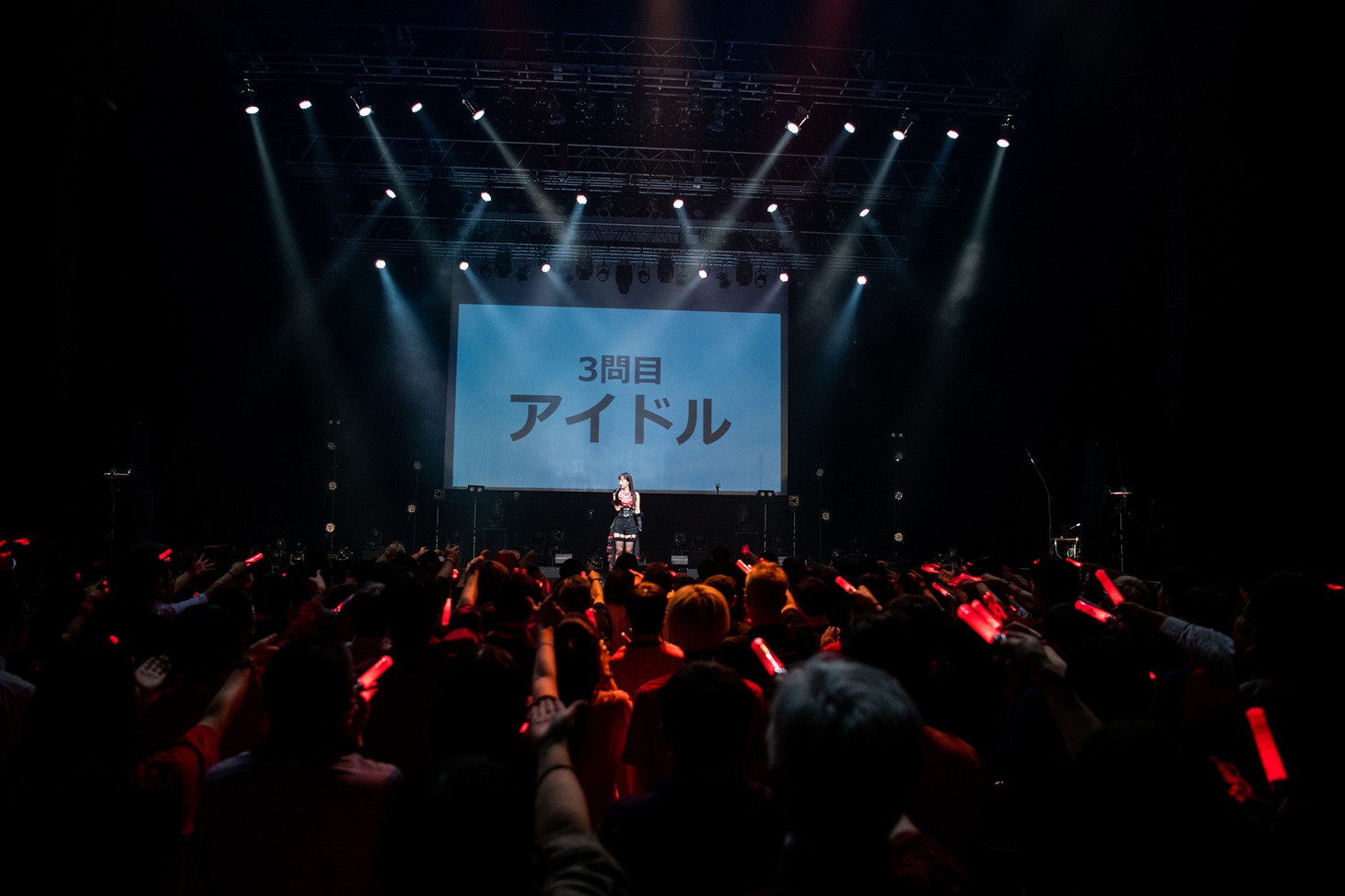 ジェスチャーゲームで一斉に桜木心菜を指差す桜木軍団。