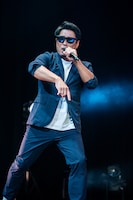 マイクを握る藤井校長。