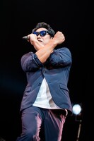 ポーズを決める藤井校長。