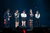 記念撮影で集まった桜木心菜とゲストたち。