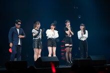 記念撮影で集まった桜木心菜とゲストたち。