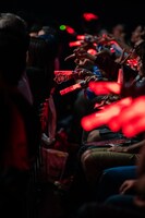 ギャルピースで記念撮影に応じる桜木軍団。