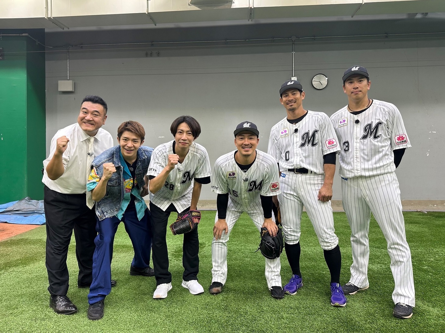 左から山崎弘也、岸優太、相葉雅紀、美馬学選手、荻野貴司選手、角中勝也選手。 (c)フジテレビ